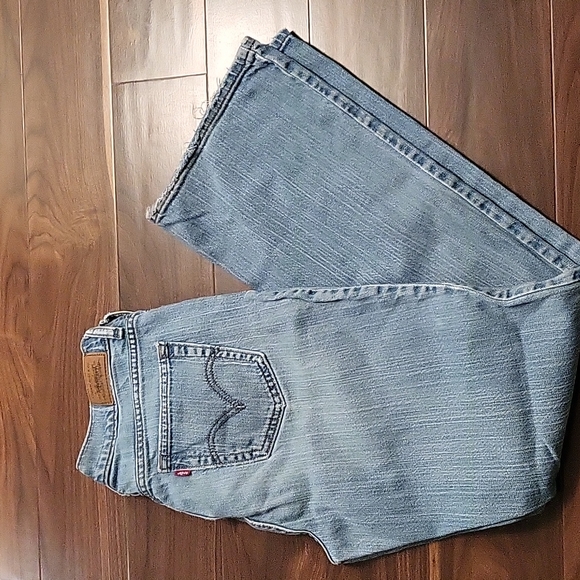 Levi's Well-Loved 515 Boot Cut Jeans, size 8 Medium, light wash - Picture 2 of 12